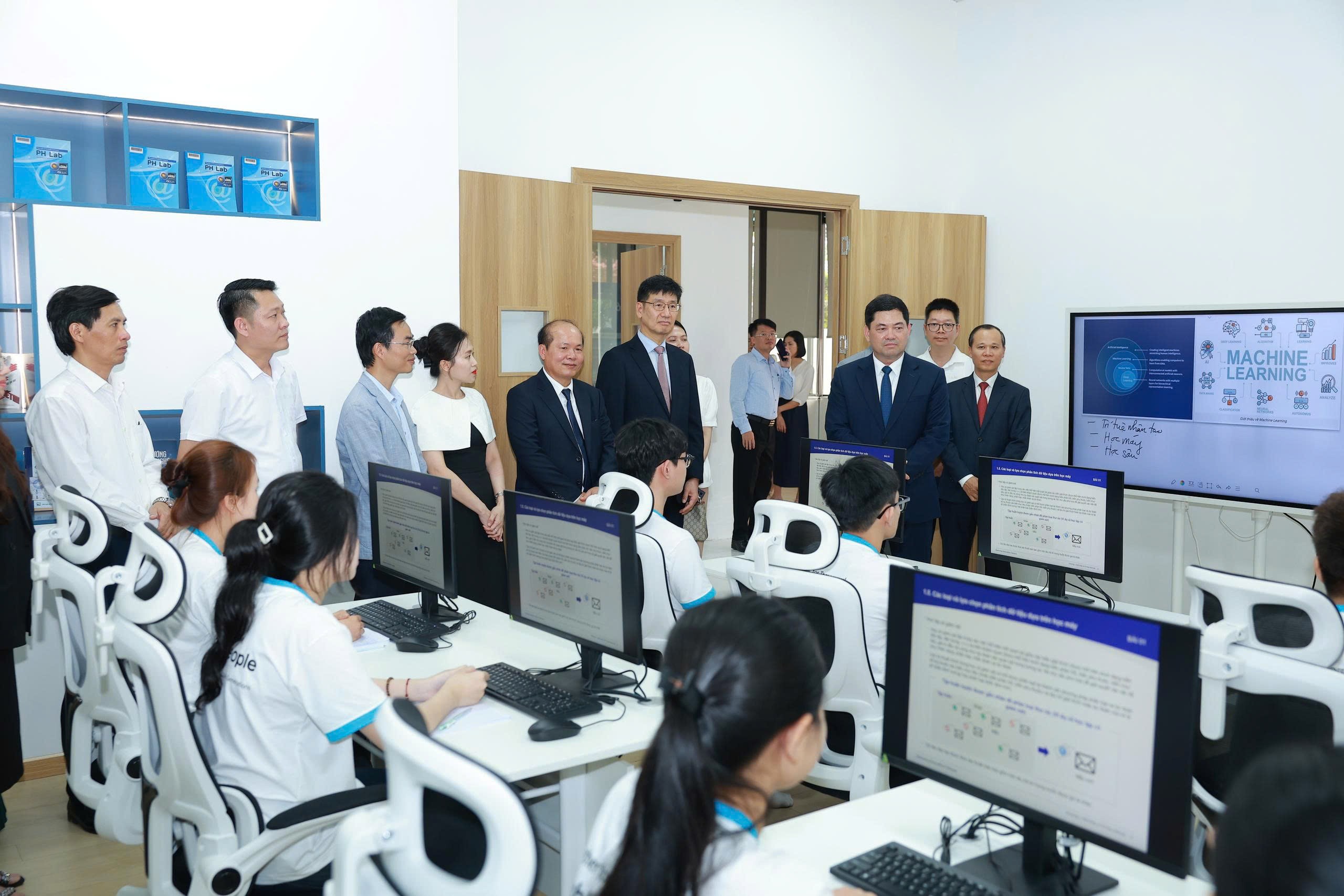 cac-vi-dai-bieu-tham-quan-trung-tam-phat-trien-nhan-tai-cong-nghe-cao-samsung-innovation-campus-tai-bac-ninh-1776228264.jpg