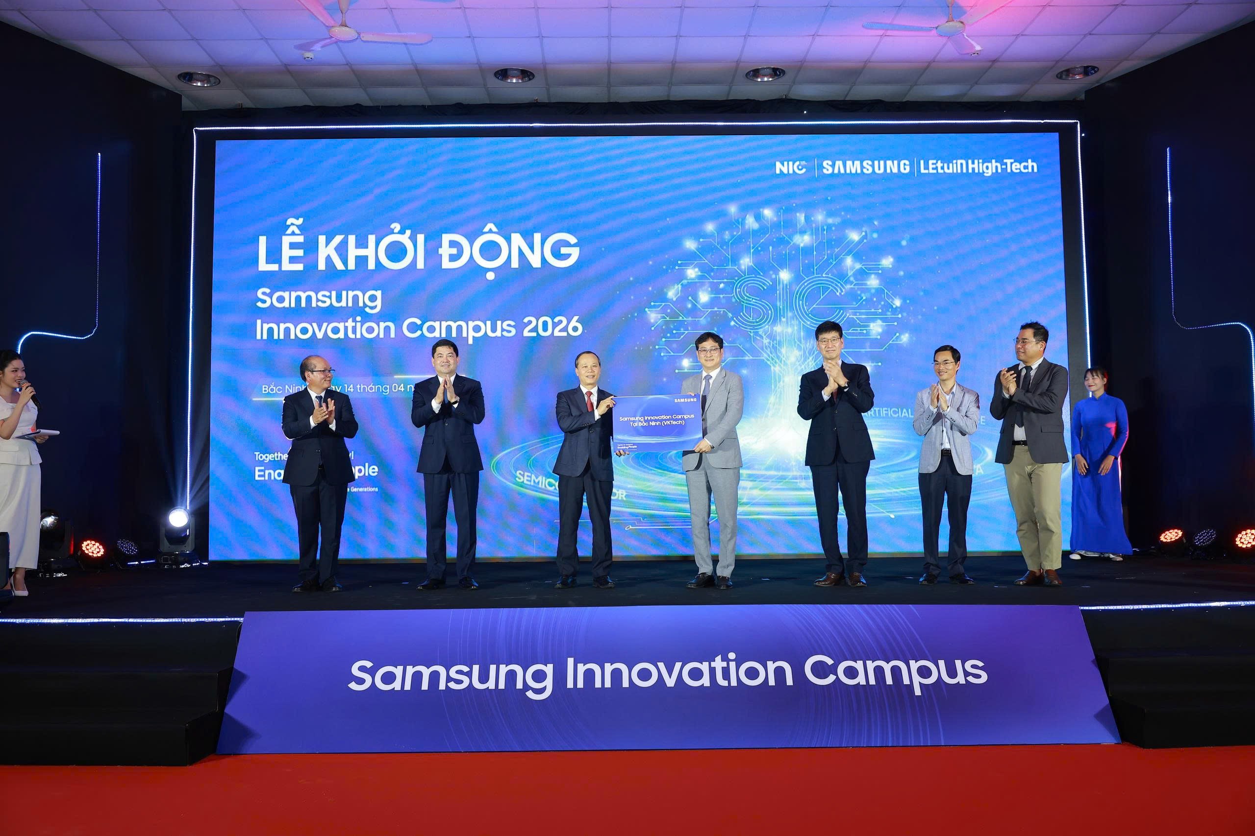 dai-dien-samsung-viet-nam-thuc-hien-nghi-thuc-trao-tang-trung-tam-phat-trien-nhan-tai-cong-nghe-cao-samsung-innovation-campus-tai-bac-ninh-1776228264.jpg