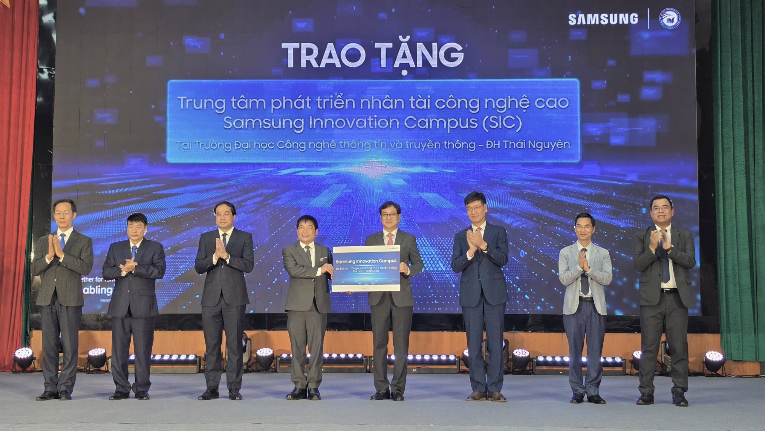 dai-dien-samsung-viet-nam-thuc-hien-nghi-thuc-trao-tang-trung-tam-phat-trien-nhan-tai-cong-nghe-cao-samsung-innovation-campus-tai-thai-nguyen-1786666443.JPG
