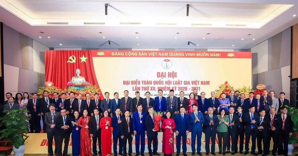 dong-chi-bui-thi-minh-hoai-uy-vien-bo-chinh-tri-bi-thu-trung-uong-dang-chu-tich-uy-ban-trung-uong-mat-tran-to-quoc-viet-nam-tang-hoa-chuc-mung-ban-chap-hanh-hoi-luat-gia-viet-nam-khoa-xv-1791432923.jpg