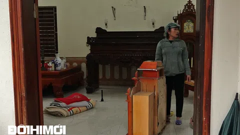 Xót xa cảnh người dân bịn rịn khi phải di dời khỏi nhà vì sụt lún sông Cầu
