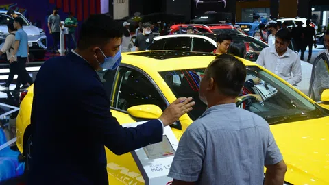 Thị trường ô tô tấp nập trong tháng cuối được giảm lệ phí trước bạ