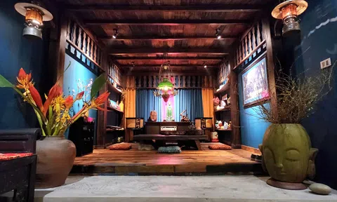 Không gian nhà gỗ Tây Bắc được phục dựng trong căn hộ 140m2 ở Hà Nội