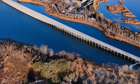 Chiêm ngưỡng vẻ đẹp độc đáo của bảo tàng nghệ thuật Trung Quốc được xây trên mặt nước