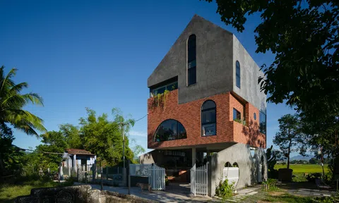 Ngôi nhà vượt lũ ở Đà Nẵng gây ấn tượng với kiểu thiết kế kín trên thoáng dưới