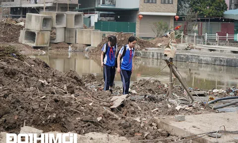 Người dân chật vật qua tuyến đường 1,5km thi công hơn 5 năm vẫn chưa xong