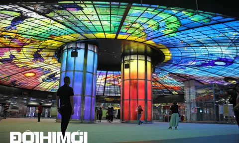 Chiêm ngưỡng vẻ đẹp của ga tàu điện ngầm vòm kính lớn nhất thế giới