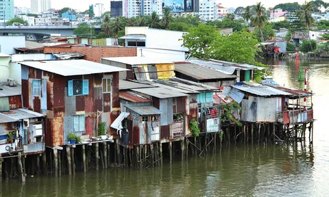TP. Hồ Chí Minh: Cận cảnh những căn nhà vá chằng vá đụp ven kênh
