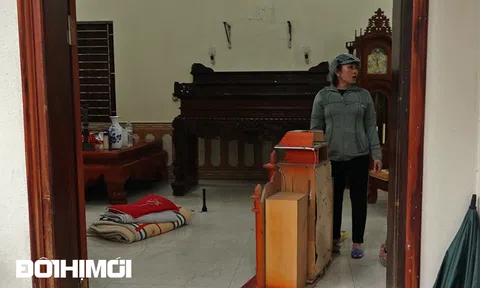 Xót xa cảnh người dân bịn rịn khi phải di dời khỏi nhà vì sụt lún sông Cầu