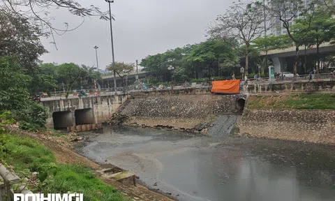 Cận cảnh ô nhiễm của sông Tô Lịch trước khi được “hồi sinh”