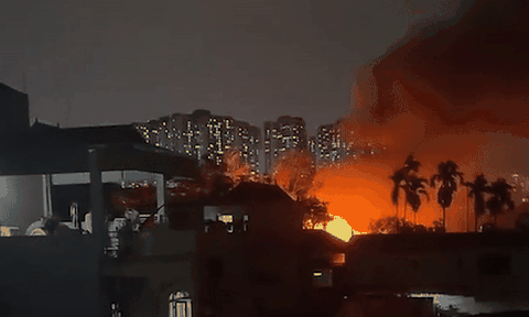 Cận cảnh nhà tạm Hà Nội bốc cháy ngùn ngụt trong cơn mưa lớn