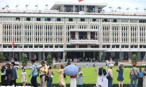 Dòng người chen chân xếp hàng đợi tham quan Dinh Độc Lập sáng 2/9