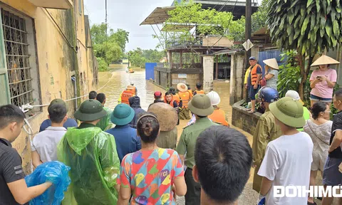 Chùm ảnh: Cứu hộ người dân ở vùng ngập lụt Thái Nguyên