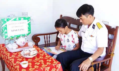 Lữ đoàn 685 Hải quân thăm, tặng quà con ngư dân đỡ đầu trước thềm năm học mới