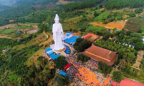 Trên đỉnh Thiên Mã Ngôi chùa hướng biển và câu chuyện linh khí đất Quảng