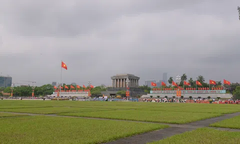 Vạn người xếp hàng viếng Lăng Bác nhân kỷ niệm 134 năm ngày sinh của Người