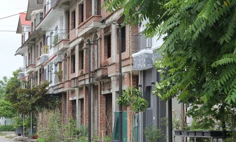 Hà Nội: Liền kề xây thô bỏ hoang nhiều năm được "khoác áo mới" để cho thuê