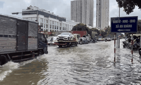 Nhiều khu vực Hà Nội thất thủ sau mưa, người dân ngán ngẩm cảnh "động tí là ngập"