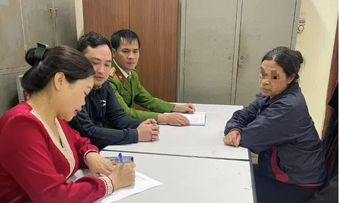 Phạt người bán hàng rong "hét giá" khách Tây túi táo 200 nghìn đồng