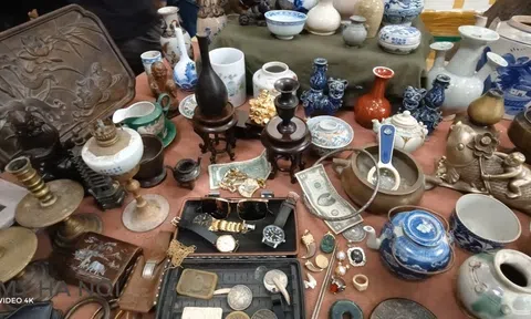 Ghé thăm phiên chợ đồ cổ giữa lòng Hà Nội