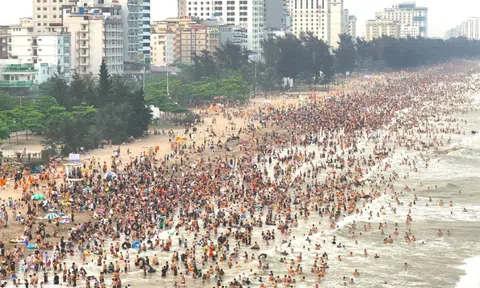 Bãi biển “ken đặc” người giải nhiệt trong kì nghỉ lễ