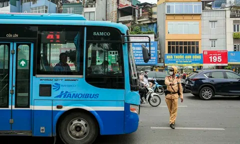 Hà Nội: Nhiều lái xe buýt chạy ẩu, vi phạm giao thông