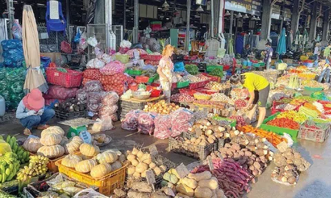 TP.HCM: Tăng cường kiểm tra điểm buôn bán tự phát quanh các chợ