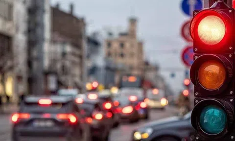 Hà Nội: Người dân "quên" đèn tín hiệu ở nút giao thông đường phụ