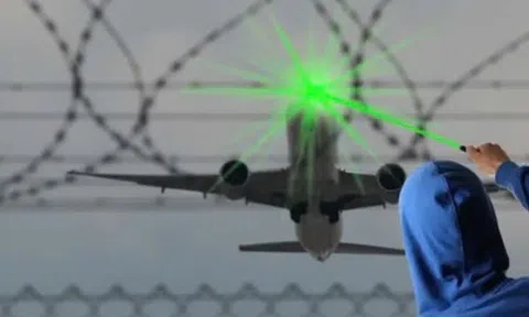 TP.HCM: Mất an toàn bay do hành vi rọi đèn laser, flycam