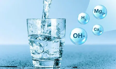 Suýt mất mạng vì uống 10 lít nước ion kiềm mỗi ngày để chữa bệnh