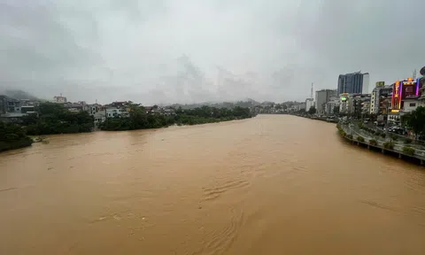 Nước lũ trên sông lên nhanh, cảnh báo ngập lụt nhiều nơi