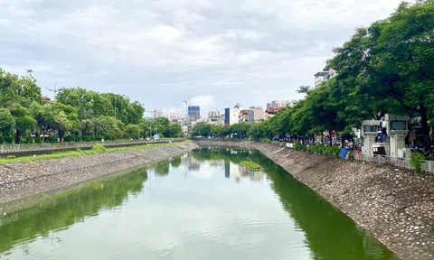 Sông Tô Lịch bất ngờ chuyển màu xanh nhờ “lọc” nước Hồ Tây