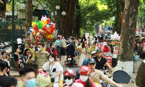 Tái diễn khung cảnh “1 mét vuông 10 nàng thơ” ở con phố mơ mộng nhất Hà Nội