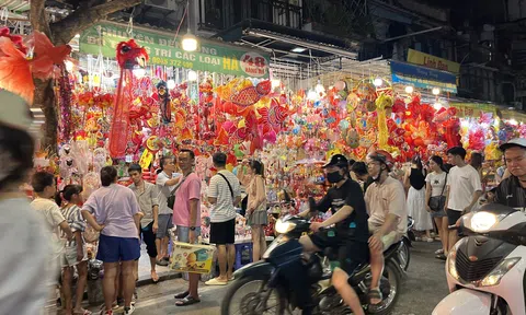 Người dân nô nức tận hưởng không khí trung thu sớm tại phố Hàng Mã