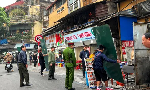 Xử phạt loạt hành vi lấn chiếm vỉa hè, lòng đường dịp nghỉ lễ