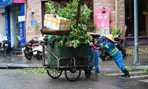 Hà Nội dùng thuyền thu gom, không để rác tràn vào nhà dân