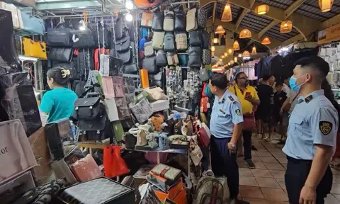 Thu giữ nhiều hàng giả không nguồn gốc tại chợ Bến Thành
