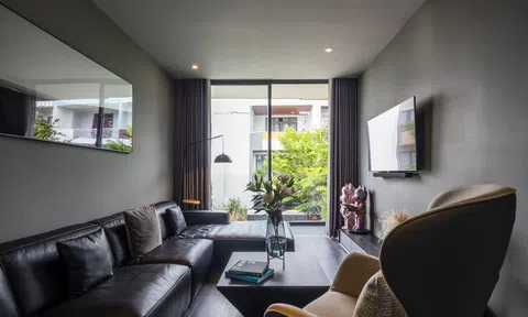 Nhà phố 80 m2 sử dụng vách kính tối màu để kết nối không gian