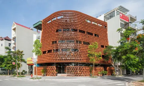 Ngôi nhà Việt gây ấn tượng với tường được làm từ 20.000 viên ngói