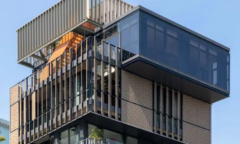 Nhà phố ở trung tâm Hạ Long thiết kế hai lớp tường đương đầu với nắng gió