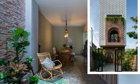 Căn nhà có thiết kế mặt tiền ấn tượng nhờ khung cửa vòm và nền tường cổ điển