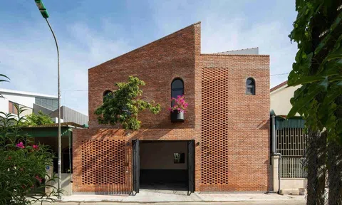 Thiết kế gây bất ngờ trong ngôi nhà có "vẻ ngoài kín như bưng" của nhiếp ảnh gia hướng nội