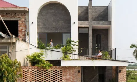 Công trình nhà 2 tầng: Bên ngoài mộc mạc nhưng bên trong khiến ai cũng sững sờ