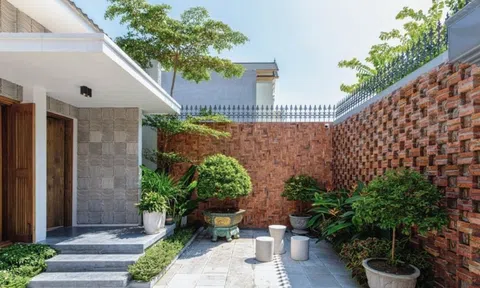 Ngôi nhà bố trí tới 3 giếng trời thông gió và ánh sáng vì....không thể mở cửa sổ