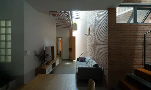 Ngôi nhà trong hẻm cụt vẫn sáng bừng nhờ thiết kế các góc lấy sáng thông minh