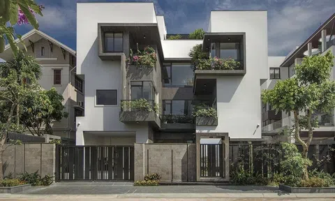 Nhà phố xây dựng khang trang, hiện đại nhưng có cả vườn và hồ cá