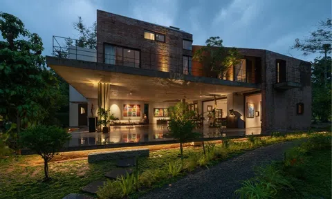 Bên trong đậm chất lãng mạn và nghệ thuật của căn nhà có vẻ bề ngoài thô mộc