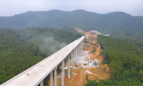 Ngỡ ngàng với những cây cầu cạn "khủng" vượt núi, xuyên rừng trên cao tốc Bắc Nam
