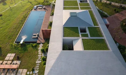 Biệt thự Suối Hai nổi bật với thiết kế mái kim tự tháp và địa thế "tựa sơn hướng thủy"