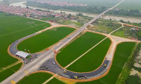 Cầu cụt trăm tỷ nối Hà Nội - Bắc Giang thông xe, dân thoát cảnh qua sông lụy đò